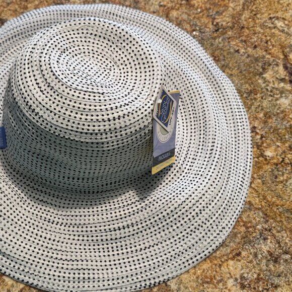 Wallaroo Scrunchie Hat - NWT - Picture 2 of 5